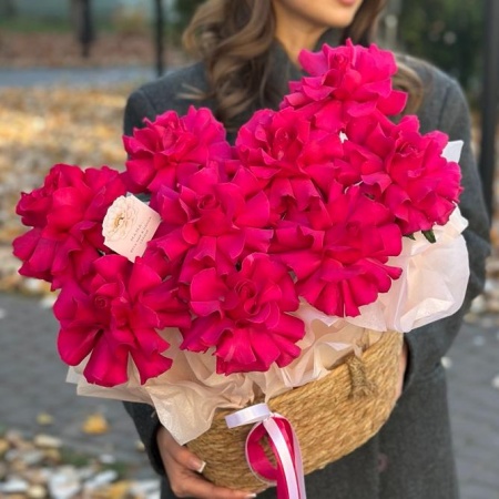 324 корзина с  яркими кружевными розами 